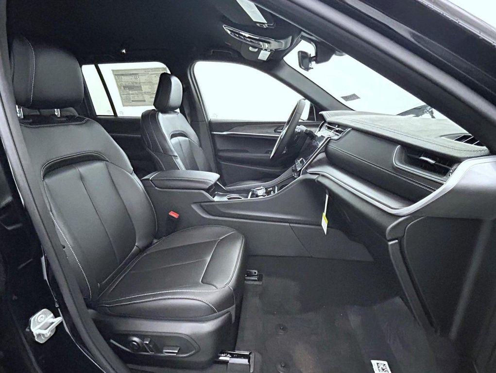 new 2025 Jeep Grand Cherokee car, priced at $42,915