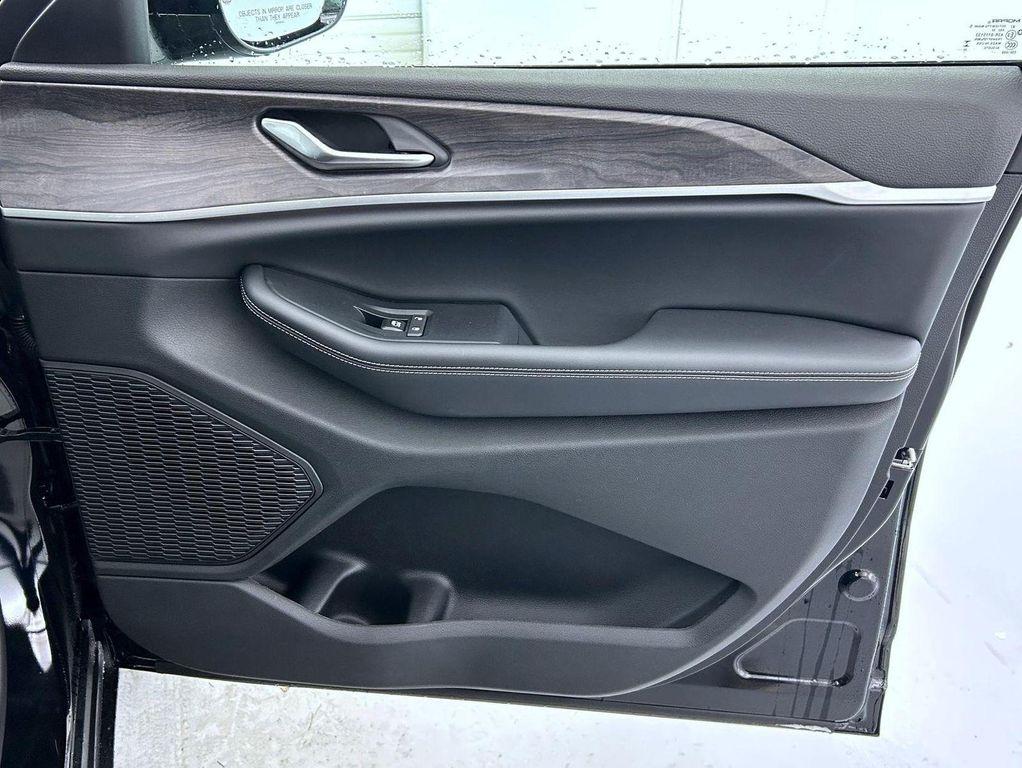 new 2025 Jeep Grand Cherokee car, priced at $42,915