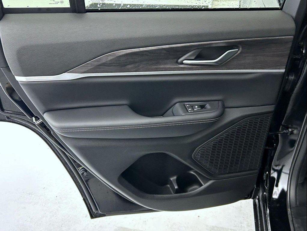new 2025 Jeep Grand Cherokee car, priced at $42,915