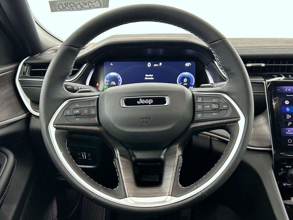 new 2025 Jeep Grand Cherokee car, priced at $42,915