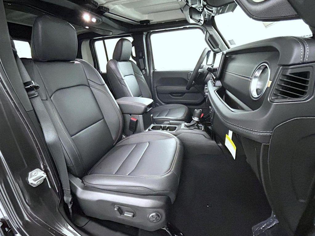 new 2025 Jeep Gladiator car, priced at $43,131