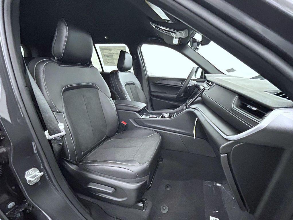 new 2025 Jeep Grand Cherokee car, priced at $42,699