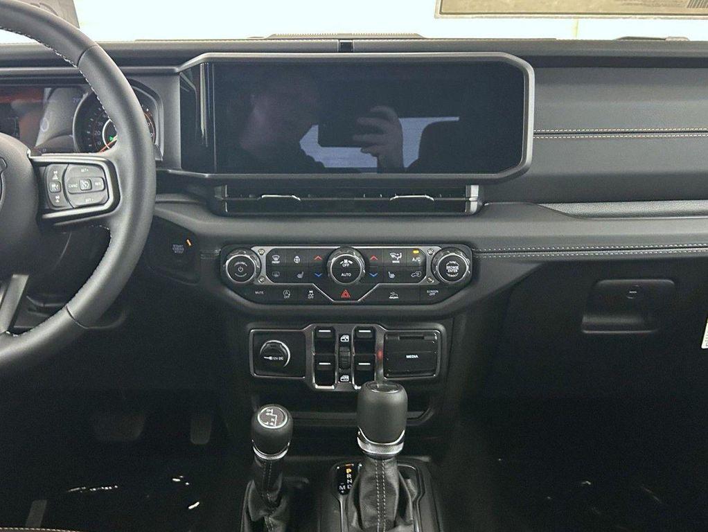 new 2025 Jeep Gladiator car, priced at $40,782