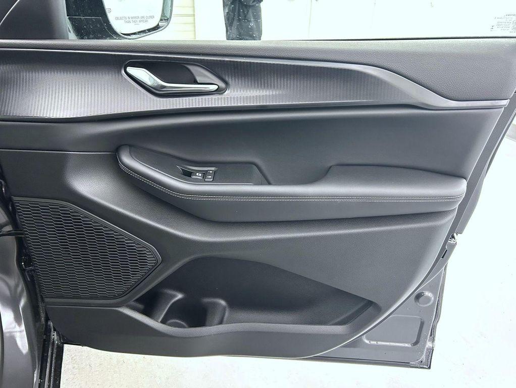 new 2025 Jeep Grand Cherokee car, priced at $38,653