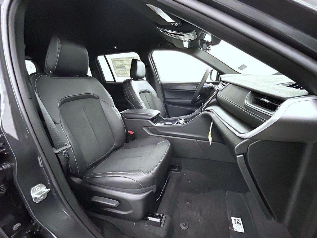 new 2025 Jeep Grand Cherokee car, priced at $38,653