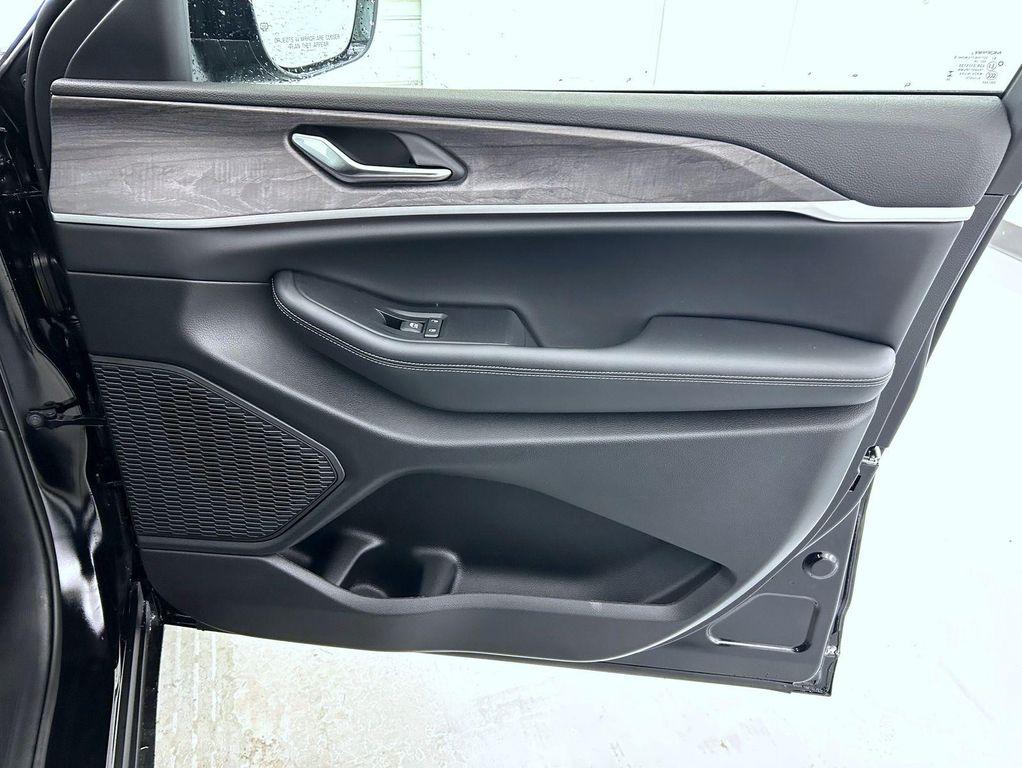 new 2025 Jeep Grand Cherokee car, priced at $42,224