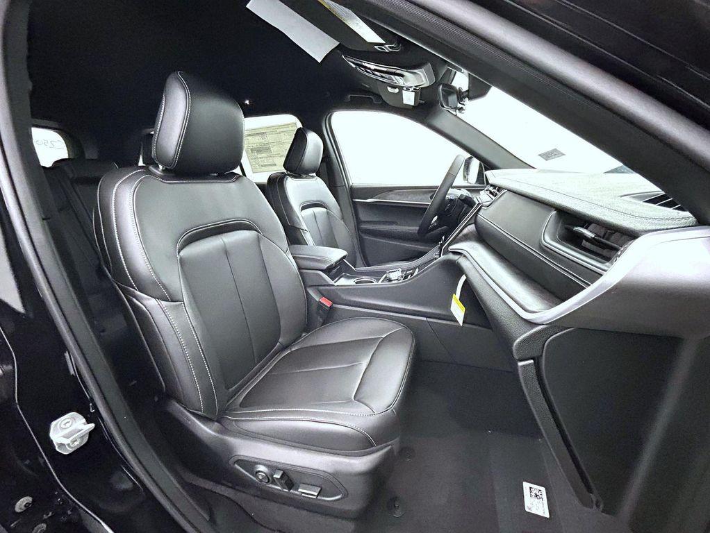 new 2025 Jeep Grand Cherokee car, priced at $42,224
