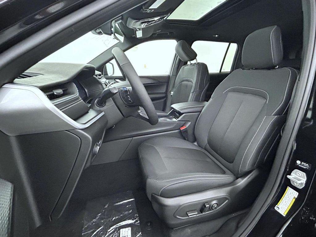 new 2025 Jeep Grand Cherokee car, priced at $37,562