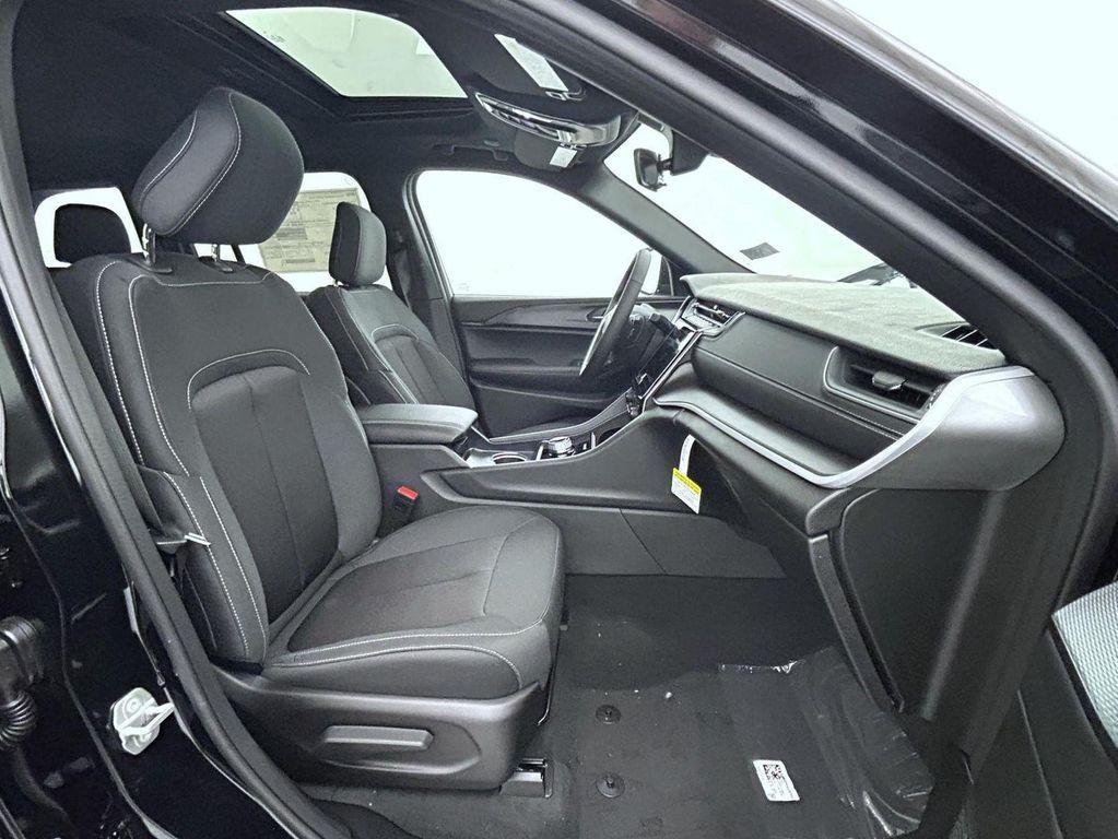 new 2025 Jeep Grand Cherokee car, priced at $37,562