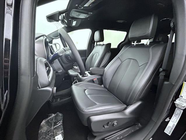 new 2025 Chrysler Pacifica car, priced at $45,404