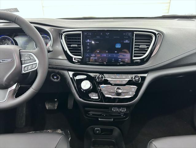 new 2025 Chrysler Pacifica car, priced at $45,404