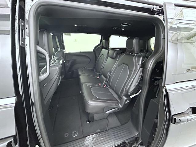 new 2025 Chrysler Pacifica car, priced at $45,404