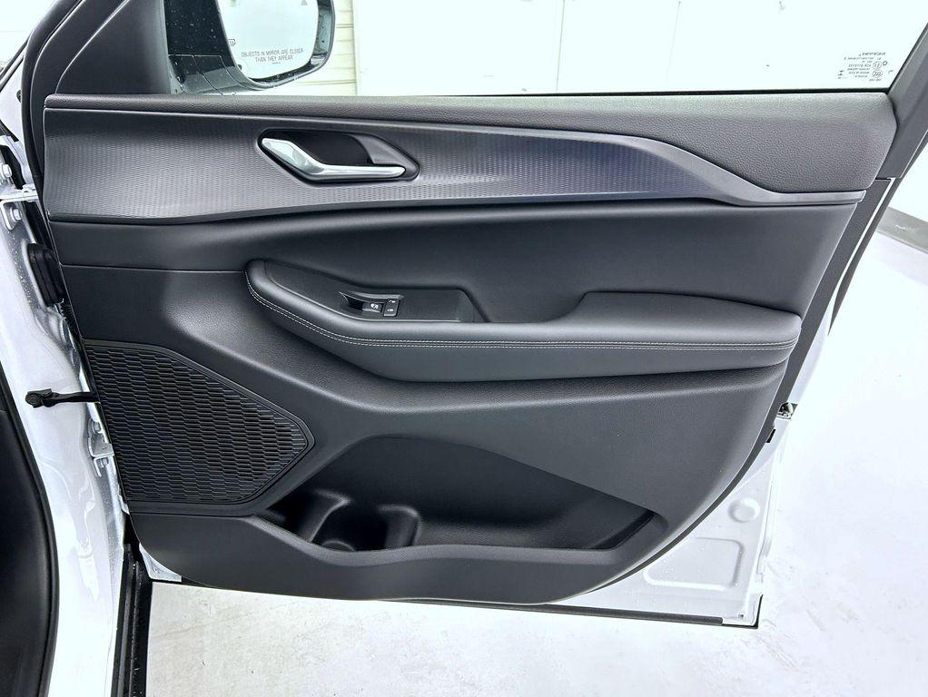 new 2025 Jeep Grand Cherokee L car, priced at $44,276