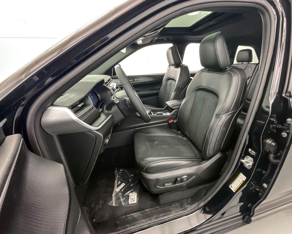 new 2025 Jeep Grand Cherokee car, priced at $42,454