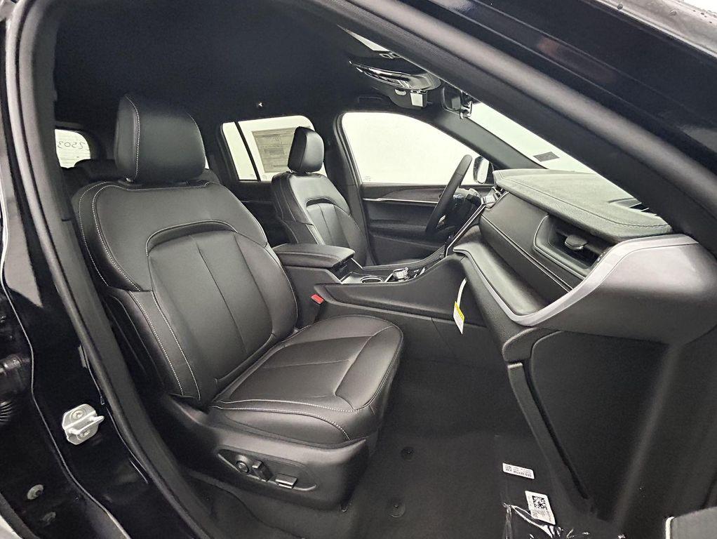 new 2025 Jeep Grand Cherokee car, priced at $42,020