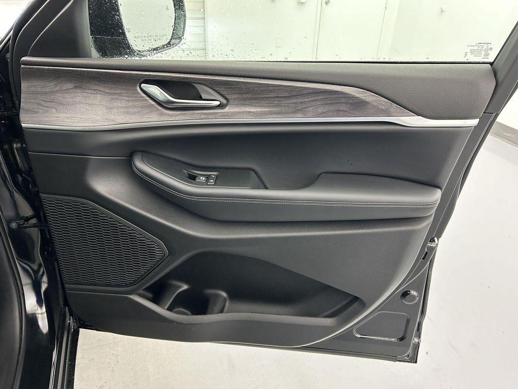 new 2025 Jeep Grand Cherokee car, priced at $42,020