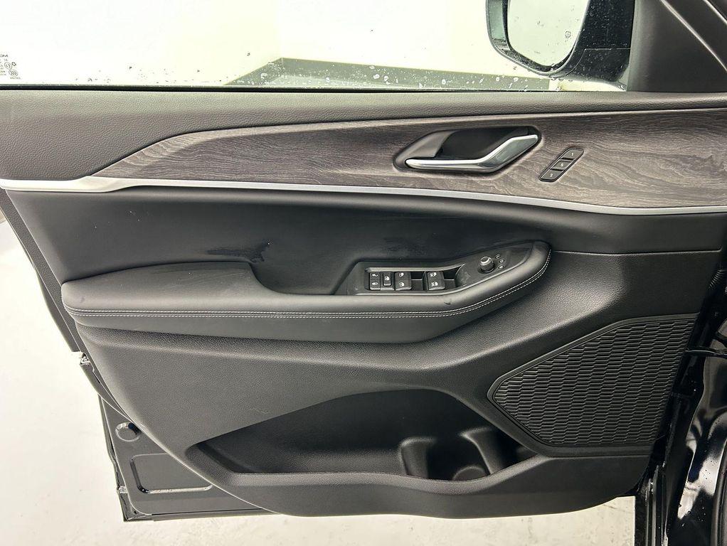 new 2025 Jeep Grand Cherokee car, priced at $42,020