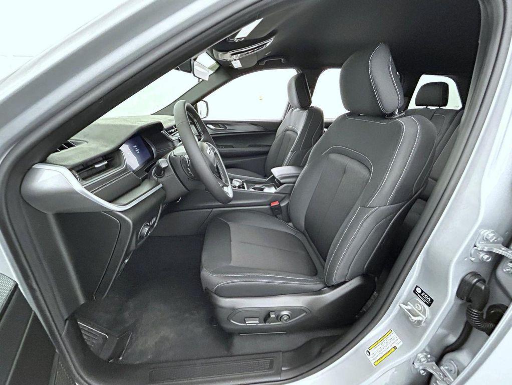 new 2025 Jeep Grand Cherokee car, priced at $35,847