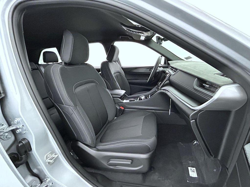 new 2025 Jeep Grand Cherokee car, priced at $35,847