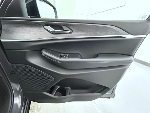 new 2025 Jeep Grand Cherokee car, priced at $41,980