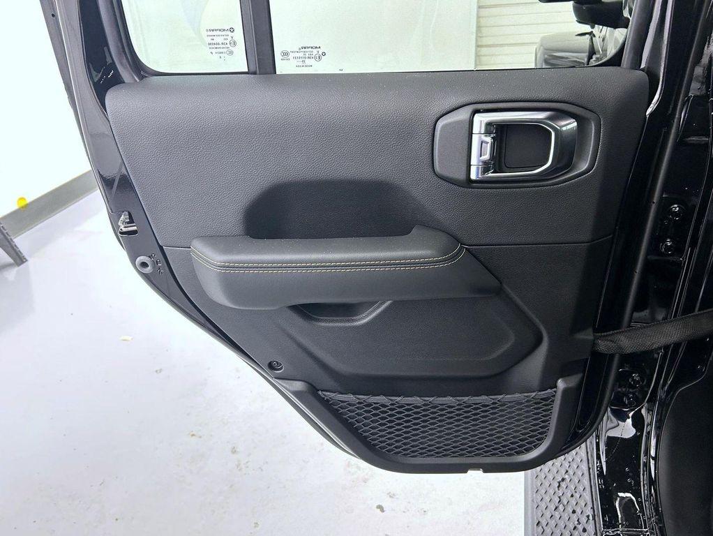 new 2025 Jeep Gladiator car, priced at $41,773