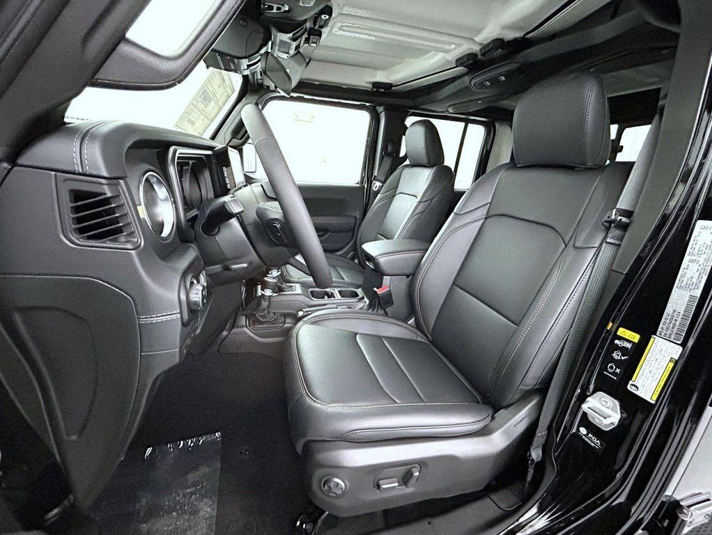 new 2025 Jeep Gladiator car, priced at $41,773