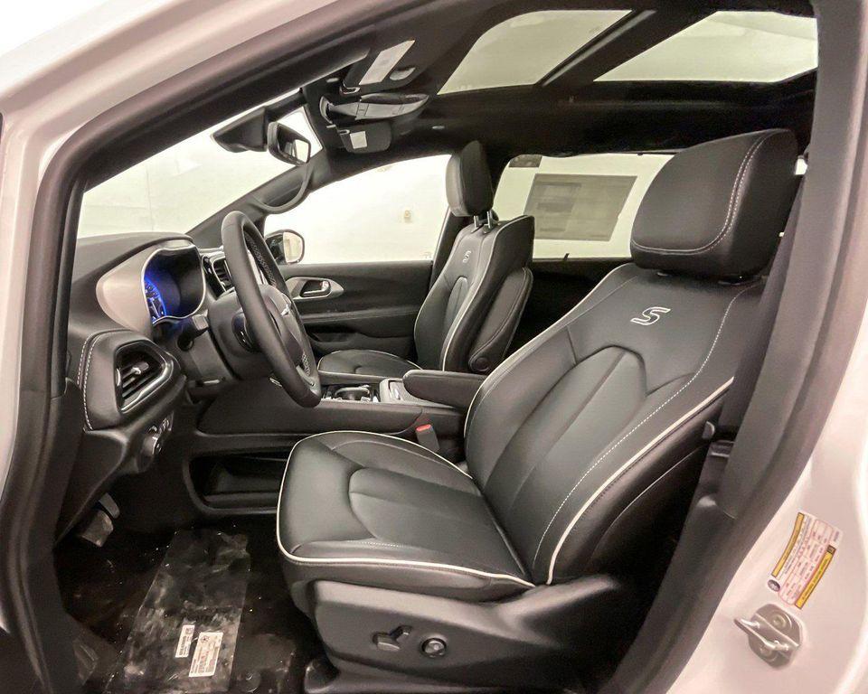 new 2024 Chrysler Pacifica car, priced at $51,246