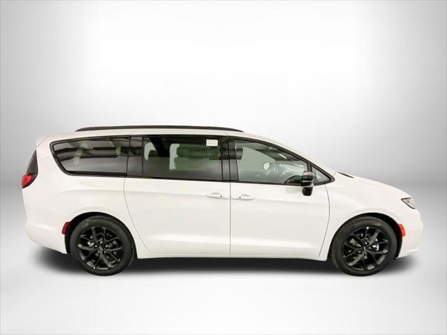 new 2024 Chrysler Pacifica car, priced at $52,023