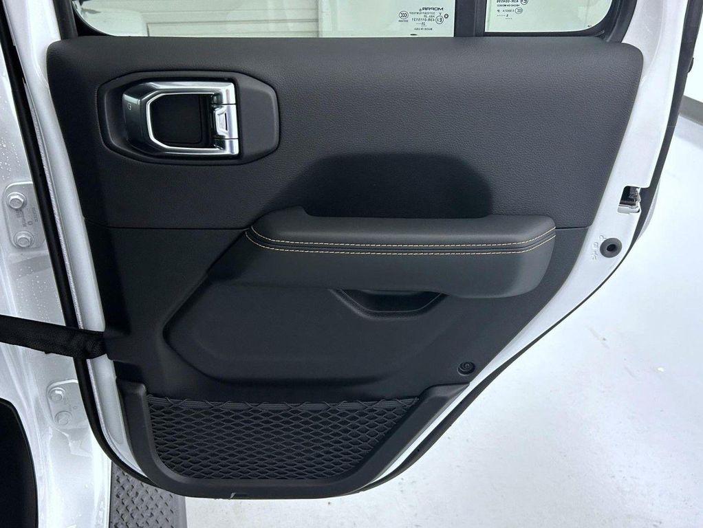 new 2025 Jeep Gladiator car, priced at $40,128