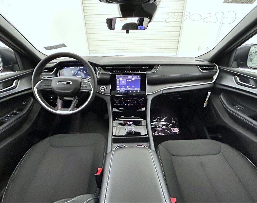 new 2025 Jeep Grand Cherokee car, priced at $36,500