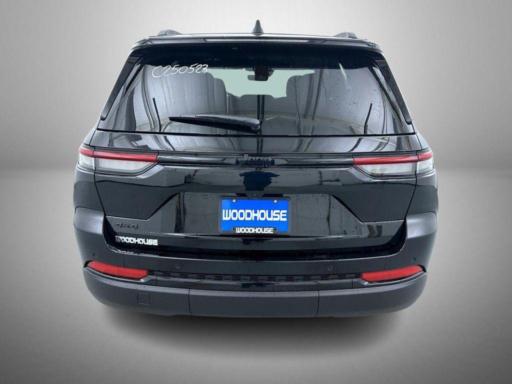 new 2025 Jeep Grand Cherokee car, priced at $38,653