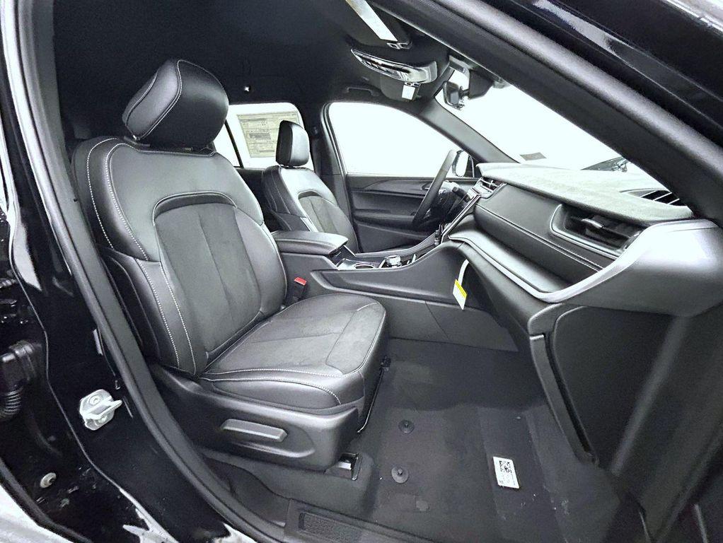 new 2025 Jeep Grand Cherokee car, priced at $38,653