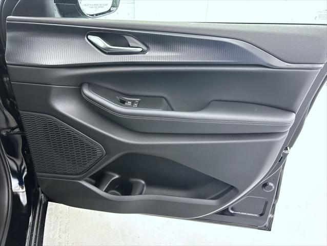 new 2025 Jeep Grand Cherokee car, priced at $40,903