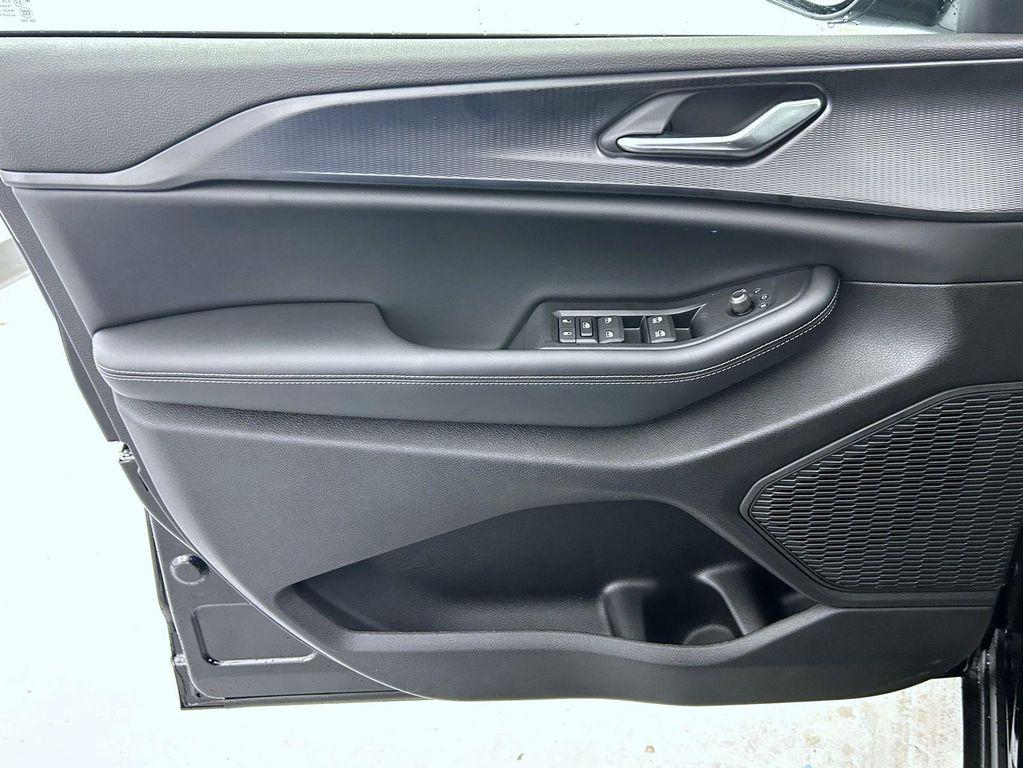 new 2025 Jeep Grand Cherokee car, priced at $38,653