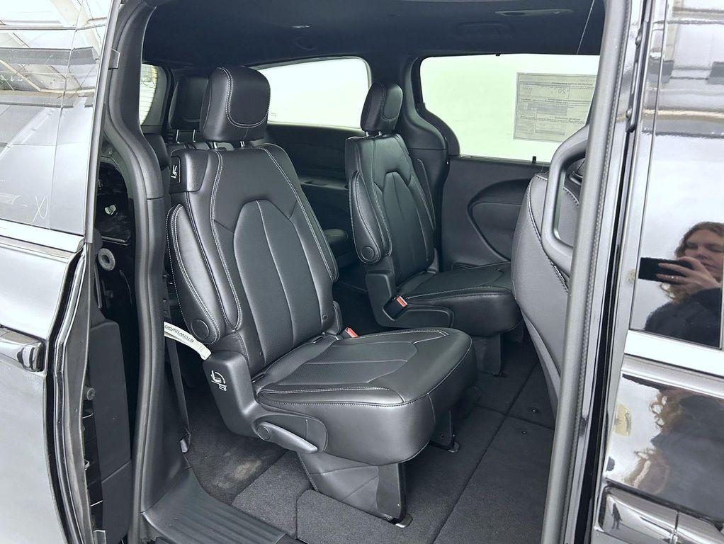 new 2025 Chrysler Pacifica car, priced at $44,752