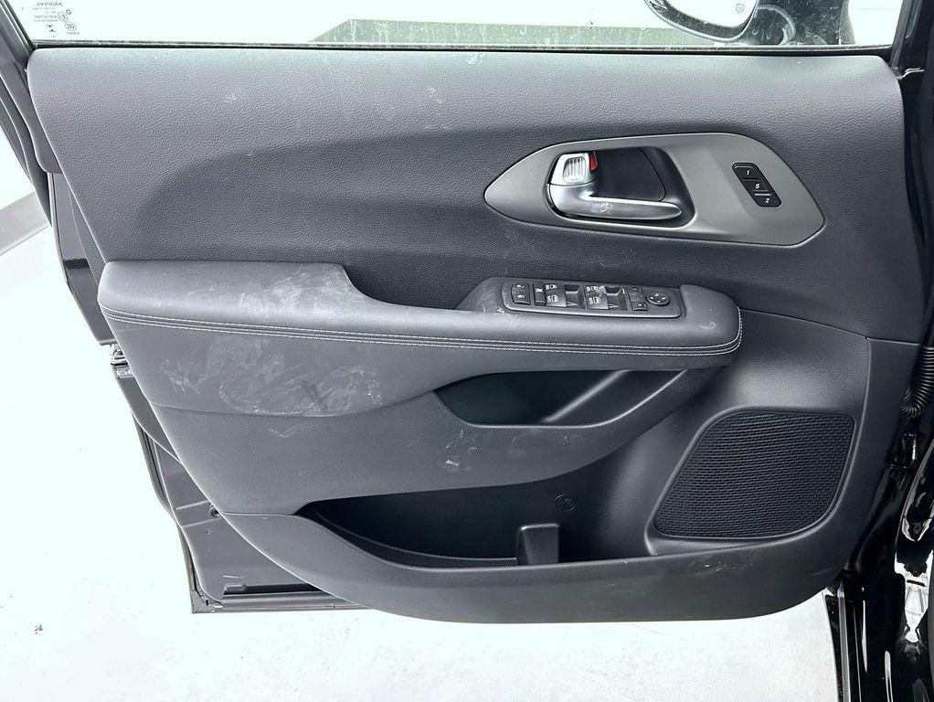 new 2025 Chrysler Pacifica car, priced at $44,752