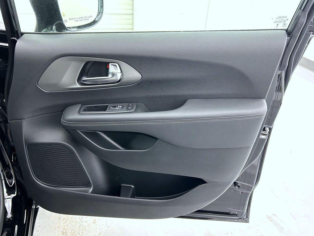 new 2025 Chrysler Pacifica car, priced at $44,752