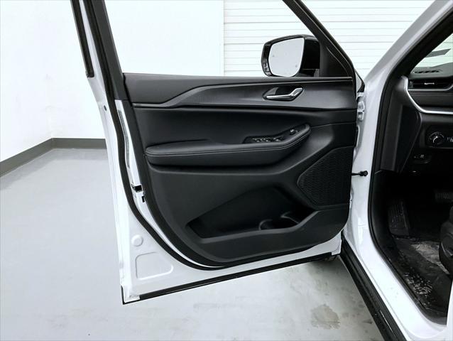 new 2025 Jeep Grand Cherokee car, priced at $43,885