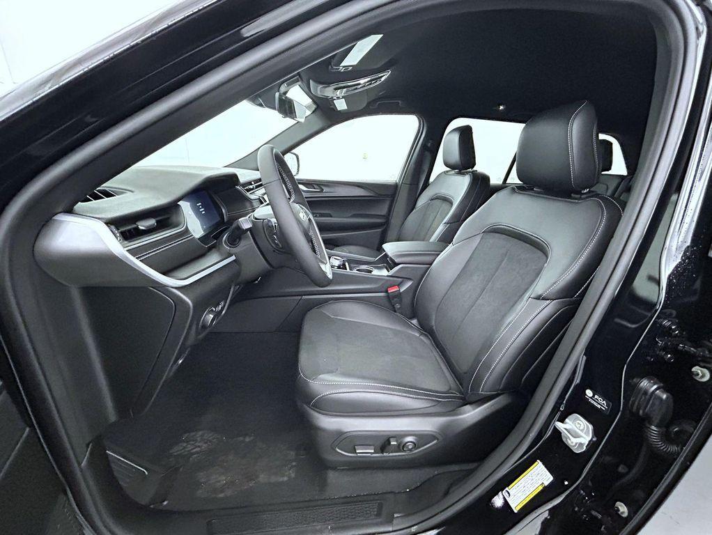 new 2025 Jeep Grand Cherokee car, priced at $38,653