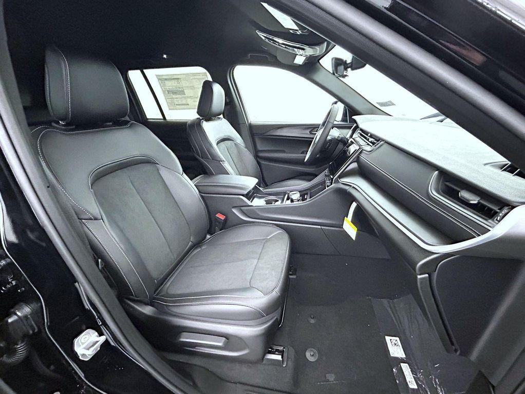 new 2025 Jeep Grand Cherokee car, priced at $38,653