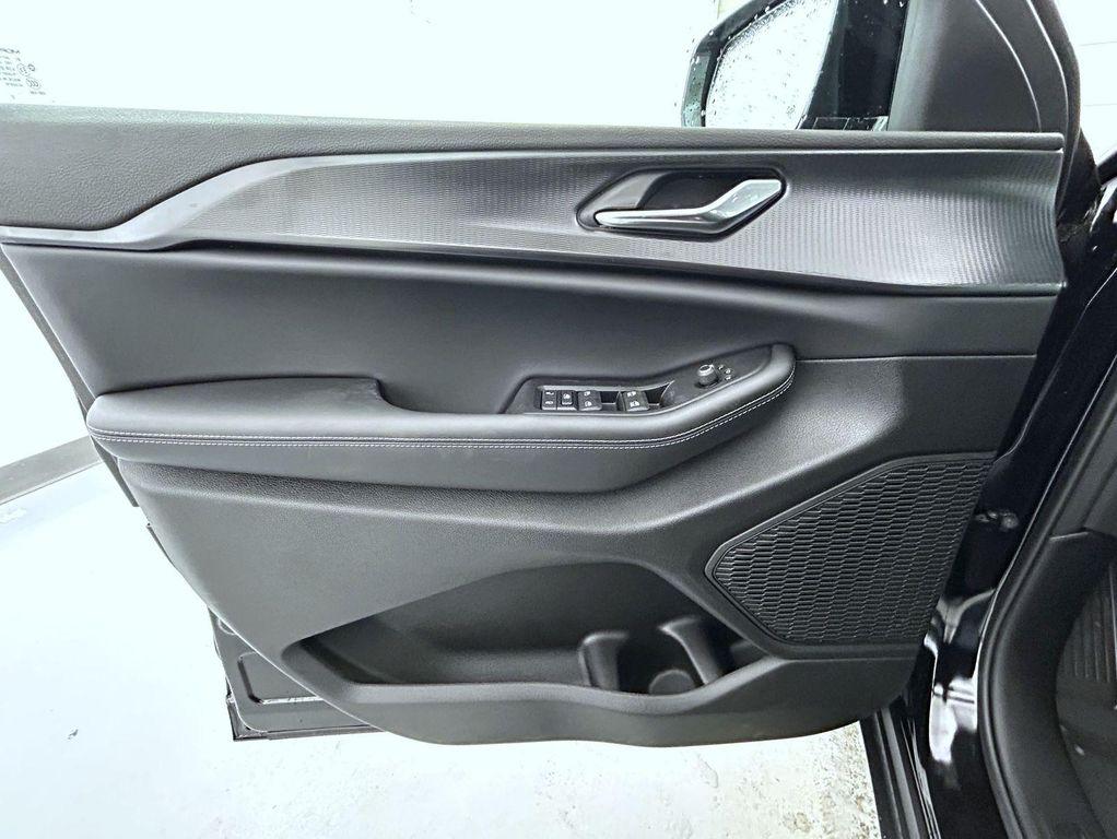 new 2025 Jeep Grand Cherokee car, priced at $38,653