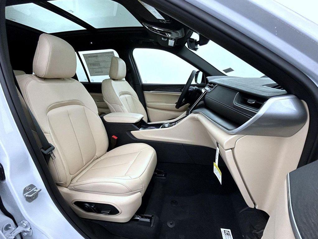 new 2025 Jeep Grand Cherokee car, priced at $46,969