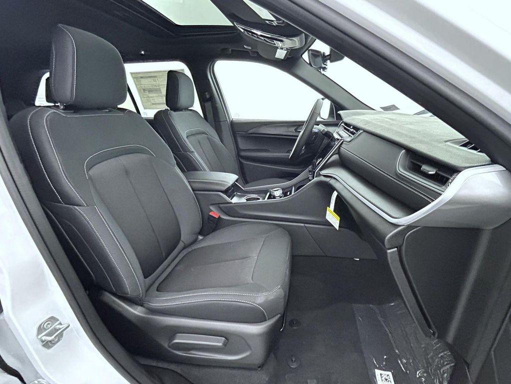 new 2025 Jeep Grand Cherokee car, priced at $38,794