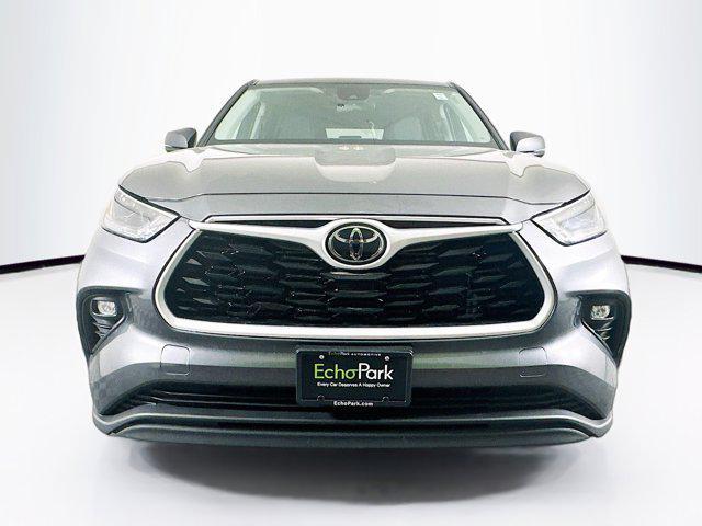 used 2024 Toyota Highlander car, priced at $33,747