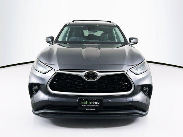 used 2023 Toyota Highlander car, priced at $33,297