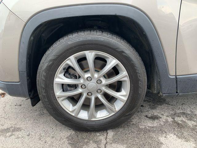 used 2019 Jeep Cherokee car, priced at $15,539