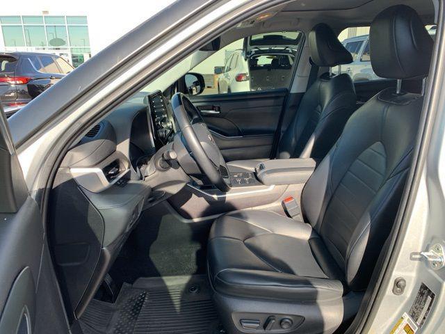 used 2021 Toyota Highlander car, priced at $34,327