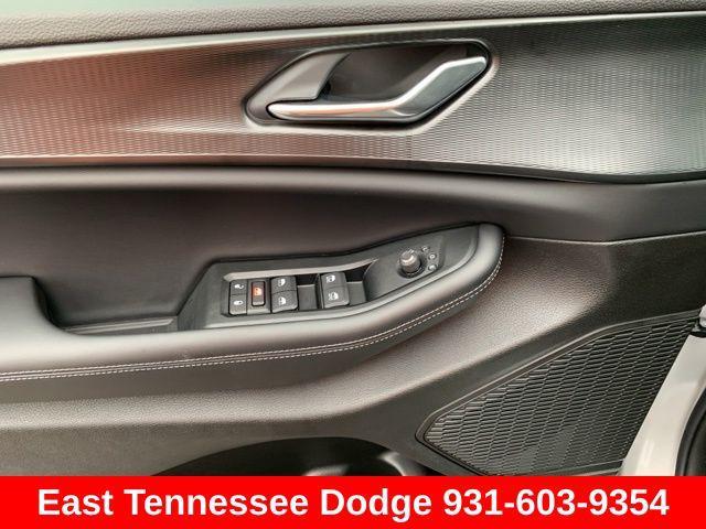 new 2025 Jeep Grand Cherokee car, priced at $48,175