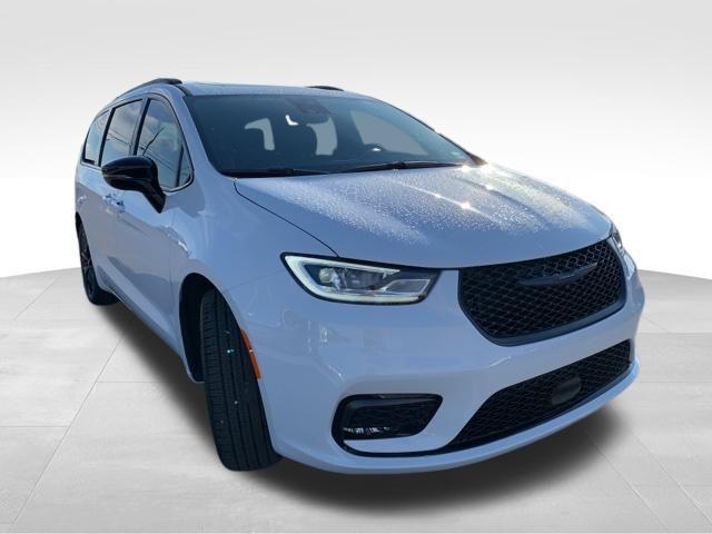 new 2025 Chrysler Pacifica car, priced at $52,019