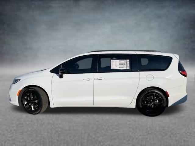 new 2025 Chrysler Pacifica car, priced at $52,019